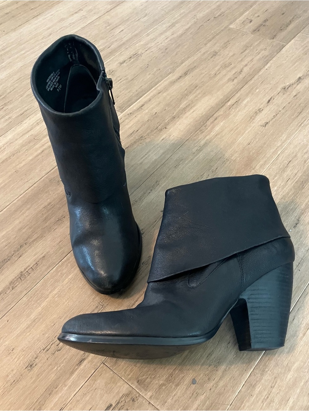 Nine West women black leather fold over heeled side zip ankle boot. Size 8.5